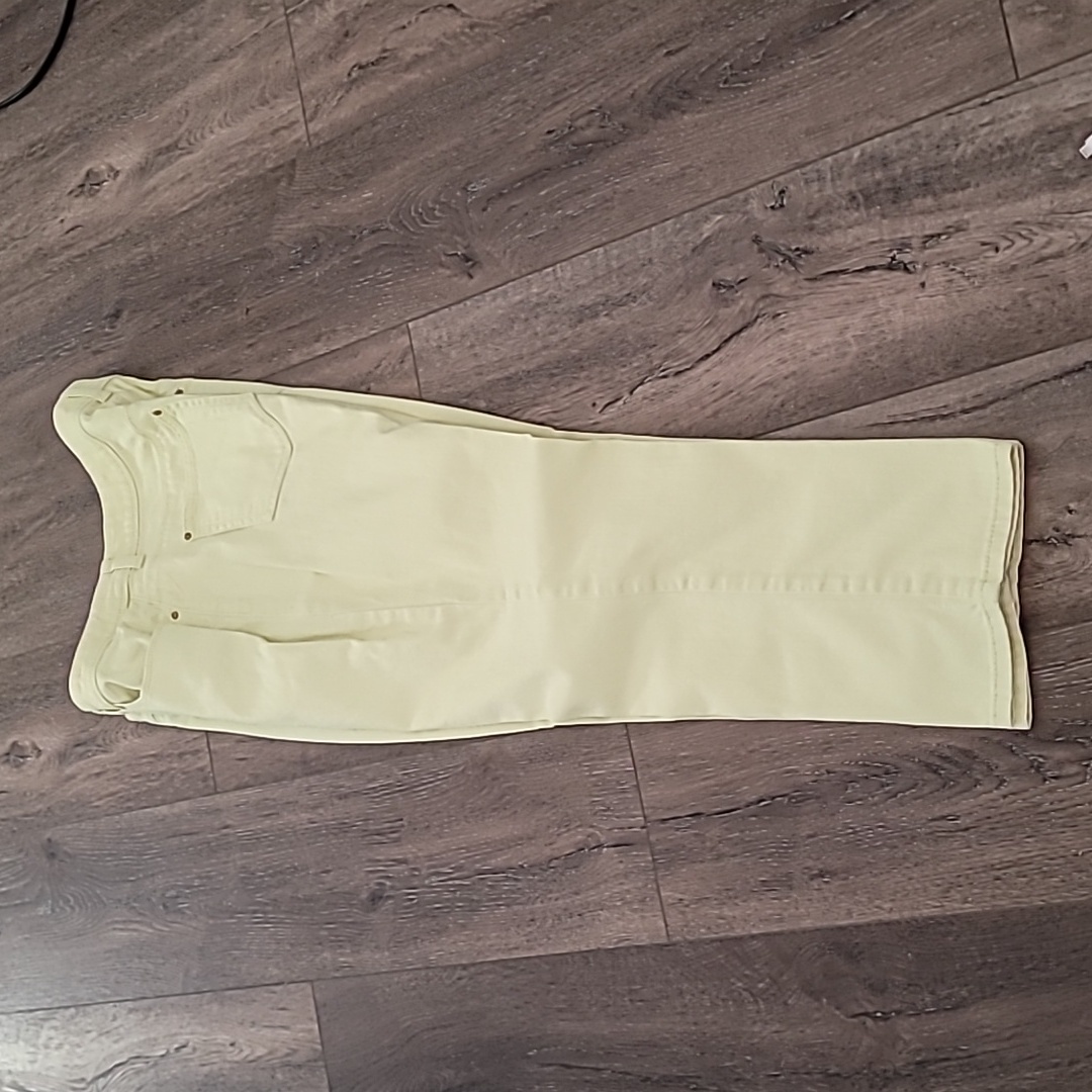 Chicos Platinum Crop Ankle Chartreuse Colored Pants Brand New Looking
